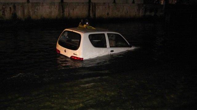 Finisce in mare con l’auto: anziano riesce a salvarsi