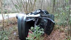 Rimane incastrato nell’auto fuori strada, poi riesce a liberarsi e chiama i genitori