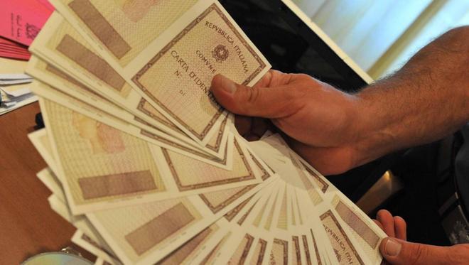 Traffico di carte di identità, cinque arresti a Viareggio 