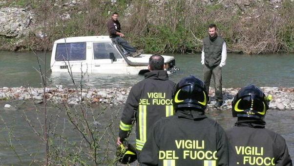 Guadano il Bisenzio e restano a metà