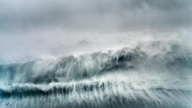 Il fotografo del mare ora è un artista