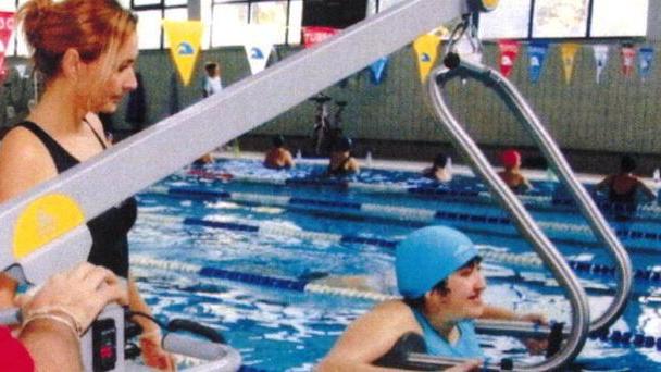 S’inaugura il sollevatore alla piscina comunale