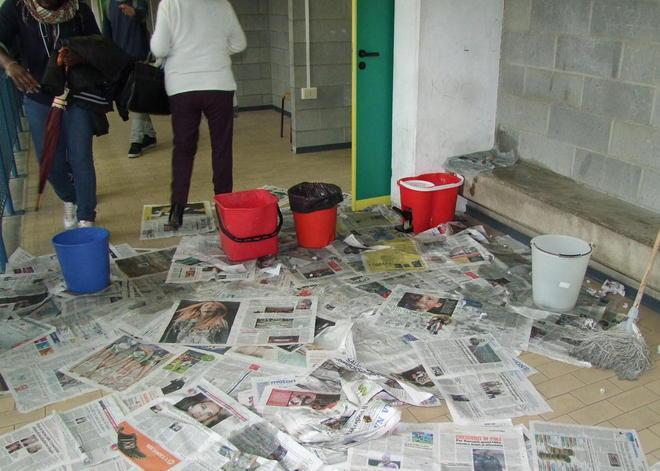 Il soffitto cade a pezzi e piove in aule e bagni 