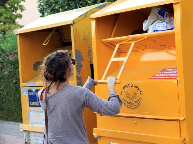 Il 20% degli abiti usati gettato nel non riciclabile