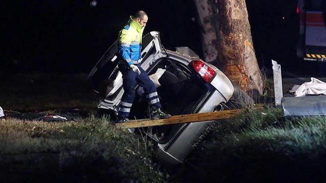 Donna di 61 anni muore nell’auto finita contro un pino