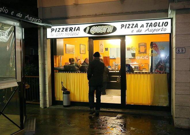 Salva la collega minacciata da un rapinatore con la pistola 