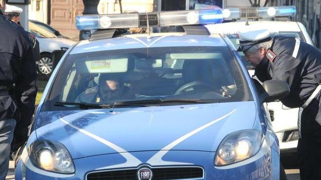 Truffa un anziano e tre commercianti scoperto e denunciato dalla polizia