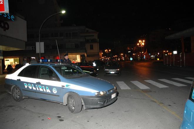 Sorpreso a forzare auto in sosta: arrestato 