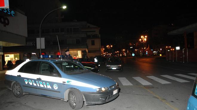 Sorpreso a forzare auto in sosta: arrestato