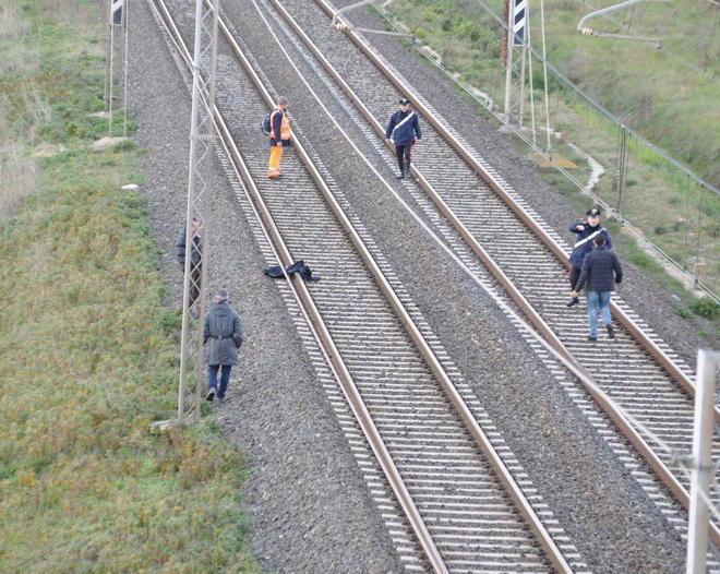 Si uccide gettandosi sotto un treno.&nbsp; Per 3 ore stop alla circolazione sulla linea Tirrenica 