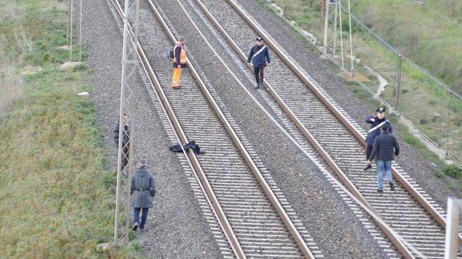 Si uccide gettandosi sotto un treno. Per 3 ore stop alla circolazione sulla linea Tirrenica