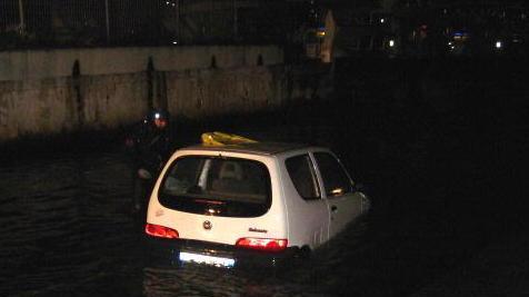 Finisce in mare con l’automobile Salvato in piena notte