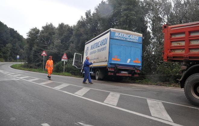 Chiazza di gasolio, camion scivola e finisce nel fosso