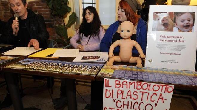 Giù le mani dal manifesto choc dei vegani