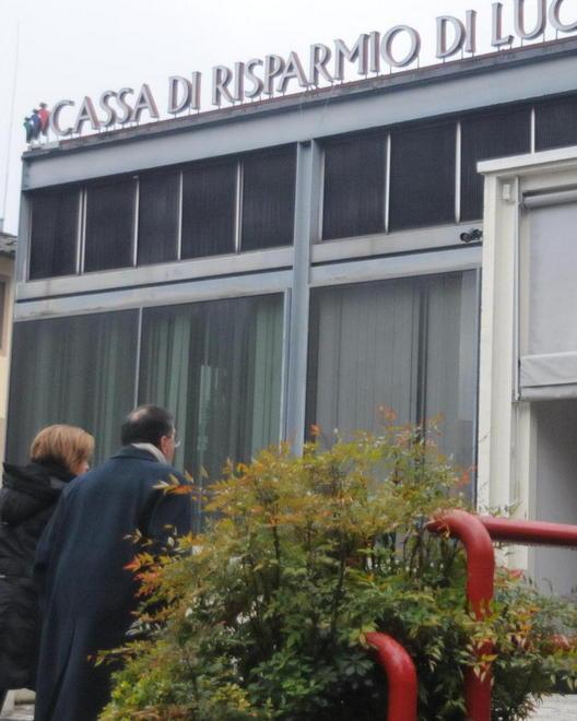 Rapina a volto scoperto e con in mano il trincetto