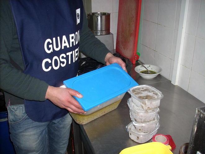 Pesce congelato venduto per fresco: due ristoratori nei guai 