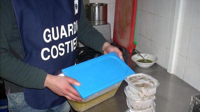 Pesce congelato venduto per fresco: due ristoratori nei guai