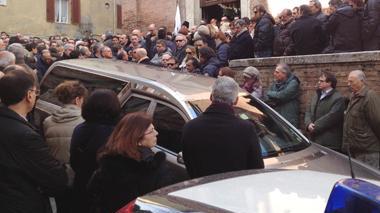 Mps, tanta gente per l'ultimo saluto a David Rossi