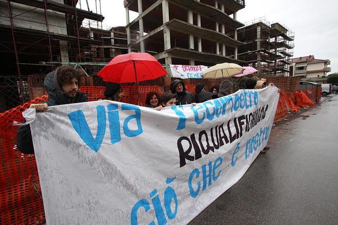 Il Csa Intifada protesta contro l’ecomostro 