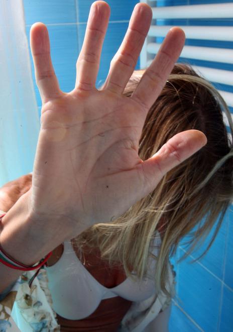 Picchia la compagna con schiaffi e pugni: denunciato 
