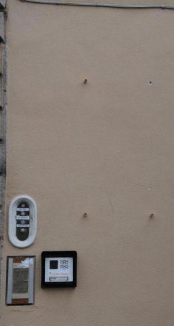 I ladri si attaccano anche alle targhe di ottone 