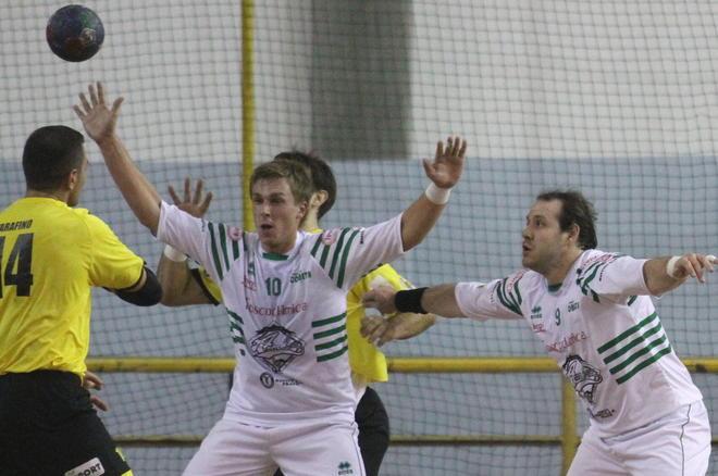 Pallamano, l’Ambra a un passo dai playoff 