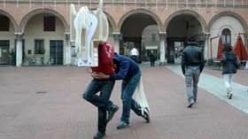 Avanguardie e teatro i Kinkaleri in scena con “Hit parade” 
