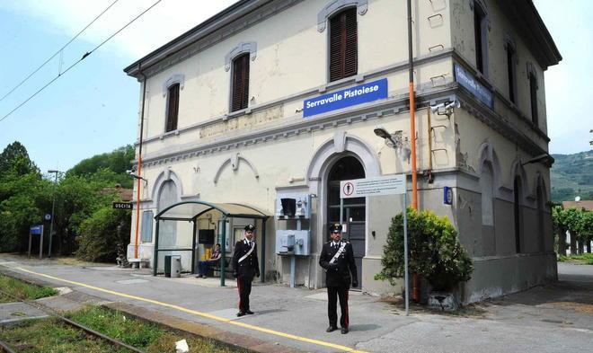 In difesa della stazione con scope e guanti