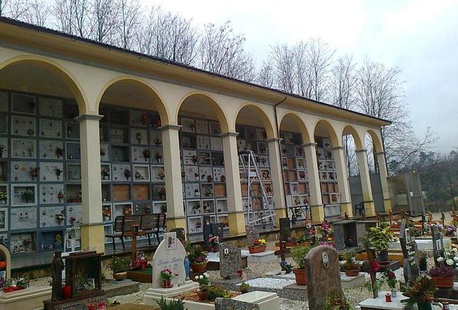 Blitz nella notte rubate le gronde in rame al cimitero