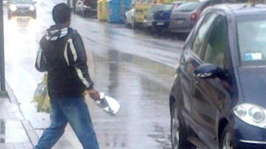 Affari d’oro con le mimose per i venditori abusivi