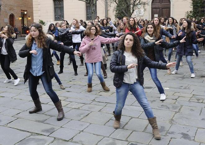 No alla violenza, 150 studentesse in piazza
