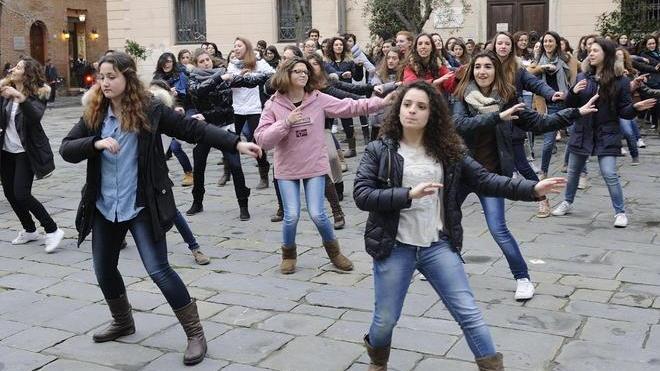 No alla violenza, 150 studentesse in piazza