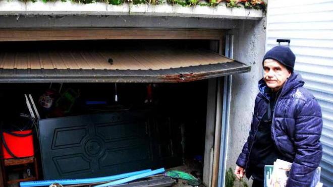 Protesta a Bonascola: «L’acqua esce dalla via e mi allaga il garage»