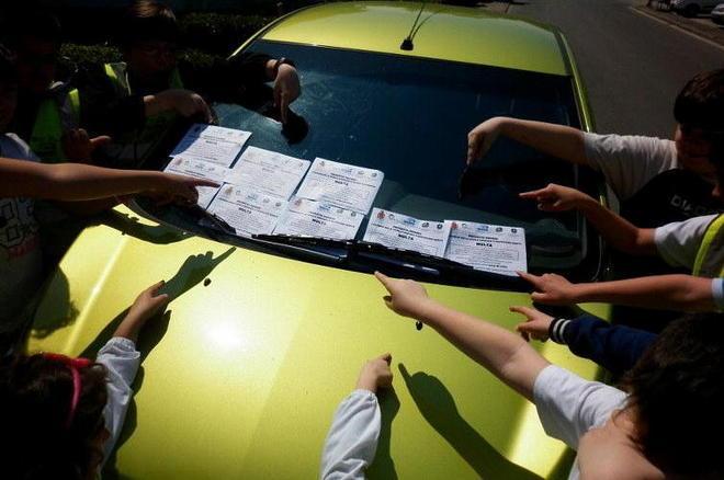 Bimbi-vigili a caccia degli indisciplinati in auto 