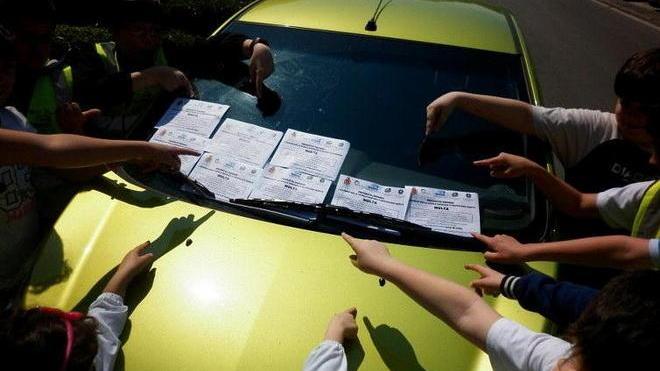 Bimbi-vigili a caccia degli indisciplinati in auto