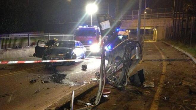 Giovane si schianta contro il guard rail: tasso alcolico 4 volte oltre il limite