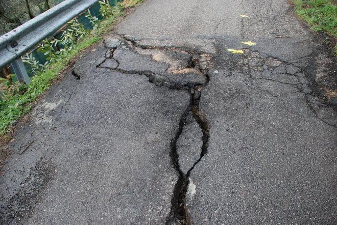 Strada chiusa per frana, ma il Comune non la può riparare 