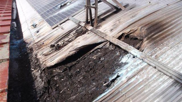 Brucia il tetto di un lanificio, incendio domato dai vigili del fuoco