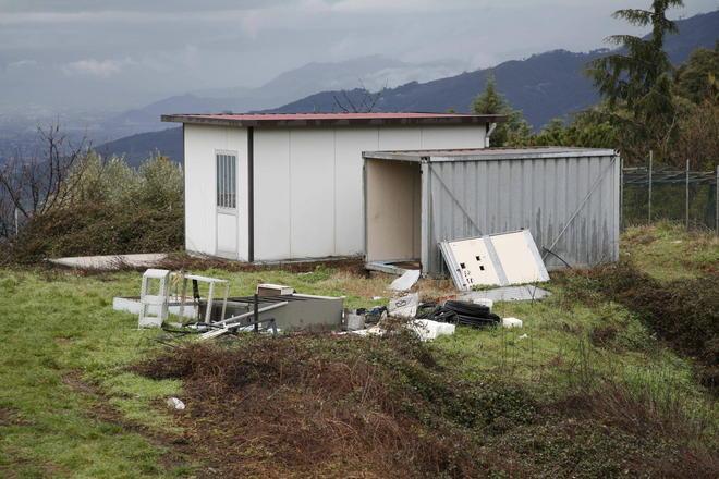 Tentano di bruciare un traliccio, in tilt i telefoni della protezione civile 