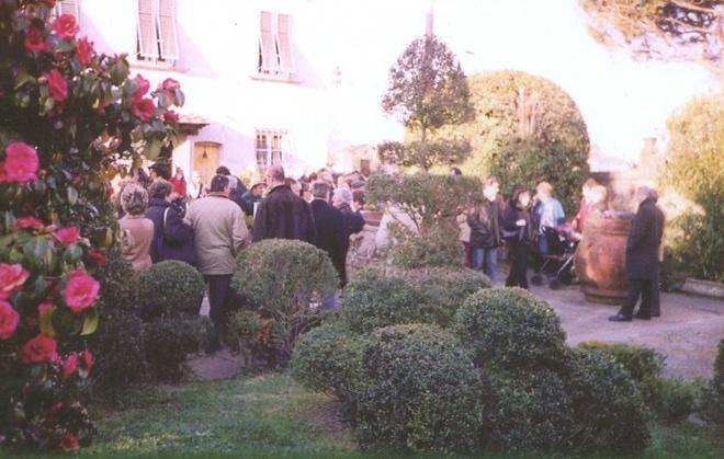 Derubati durante il tour alla Mostra delle Camelie 