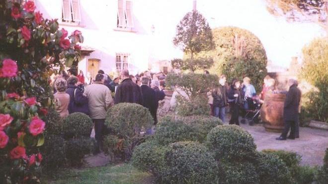 Derubati durante il tour alla Mostra delle Camelie