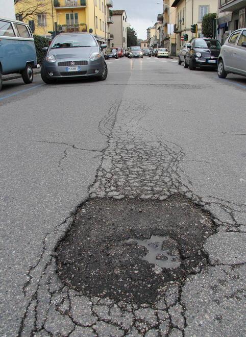 Le strade trasformate in un groviera 
