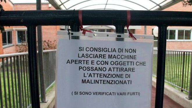 Un cartello fuori dalla scuola «Attenti ai furti nelle auto»