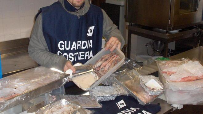 Sequestrati settanta chili di pesce multati ristoranti e pescherie 