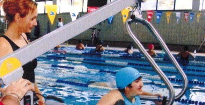 S’inaugura il sollevatore per i disabili in piscina