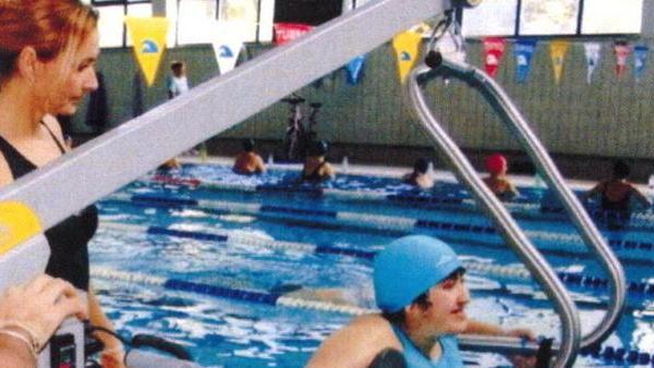 S’inaugura il sollevatore per i disabili in piscina