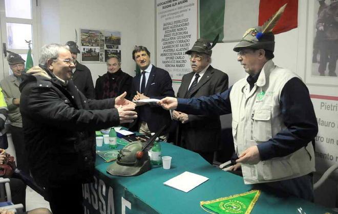 Il regalo degli alpini di Merano a una famiglia 