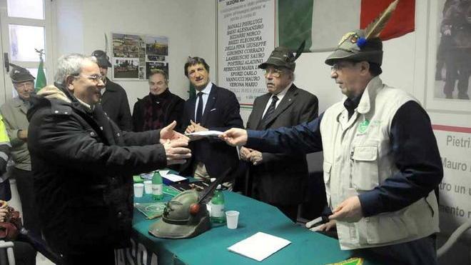 Il regalo degli alpini di Merano a una famiglia