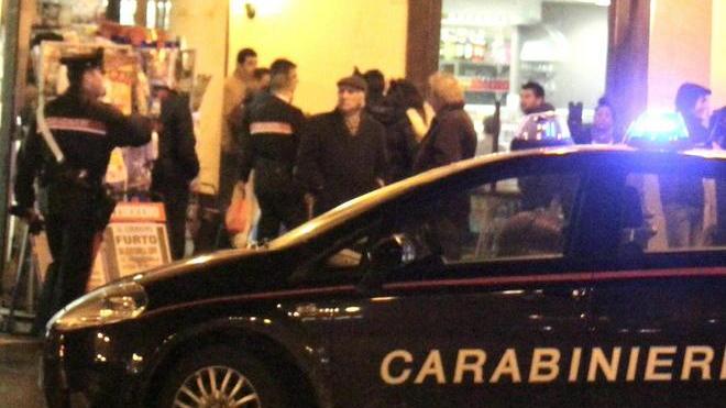 Si picchiano tra la folla per una donna