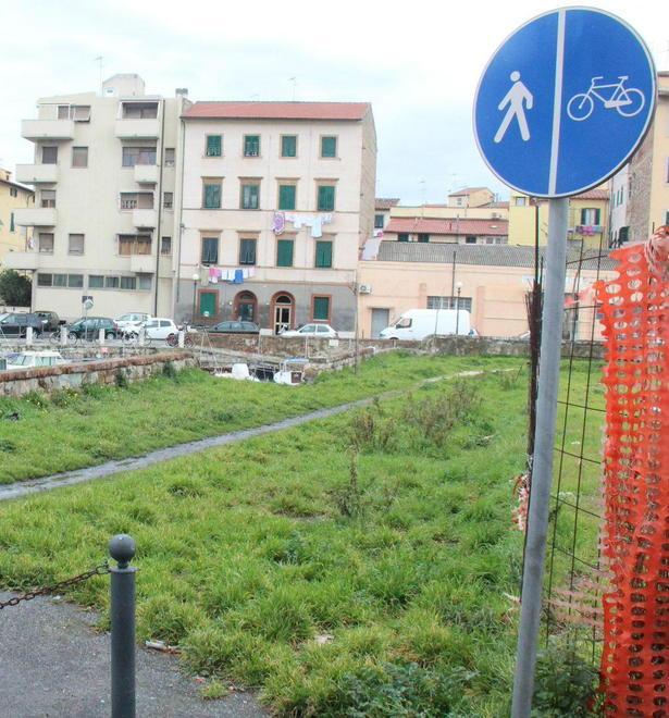 Nel cuore del Pontino la “pista ciclabile” sterrata